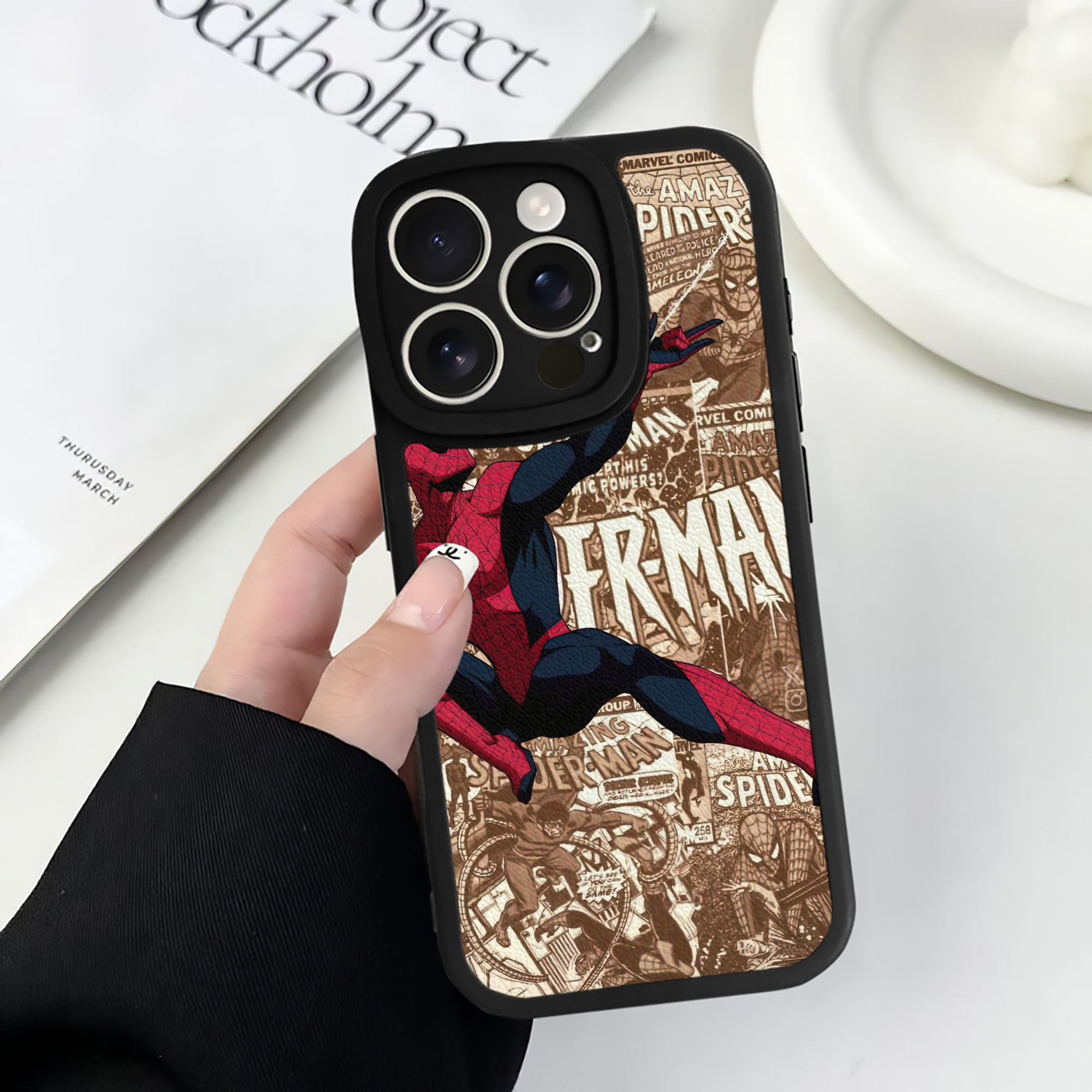 （画像用） Spider Man スパイダーマン 【iPhone 16シリーズ対応】シリコンスマホケース（レザー調） 材質：シリコン